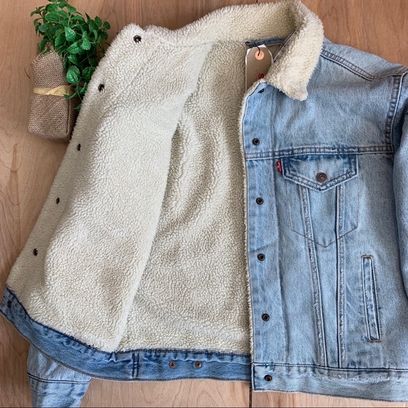 ✅SOLD Levi’s Sherpa Rose Embroidered Denim Jacket - Picture 7 of 8